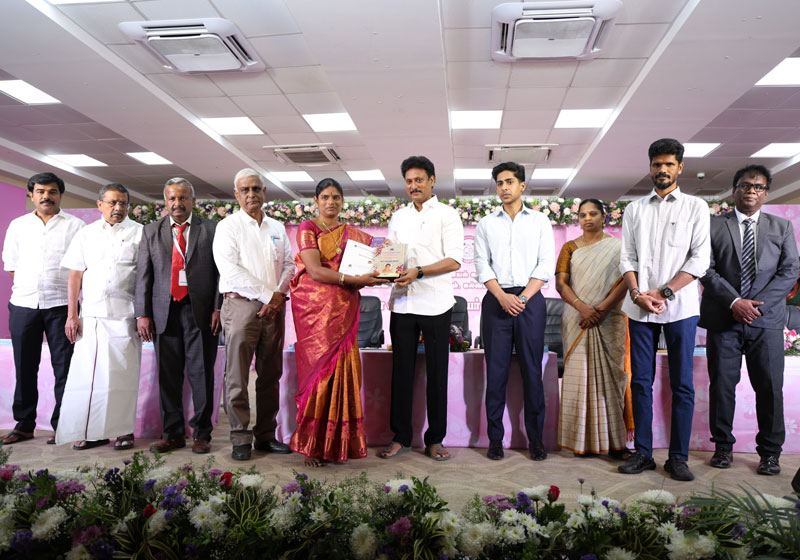 School Education Minister Anbil Mahesh Poyyamozhi Presenting Awards
